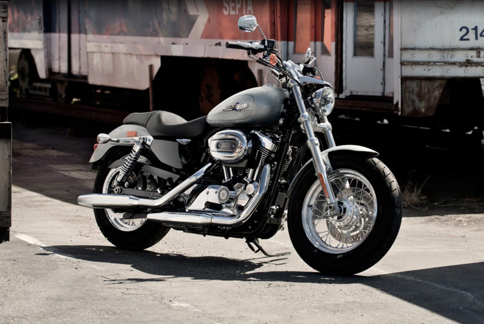 2012 Harley-Davidson XL1200C Sportster 1200 Custom gallery.
