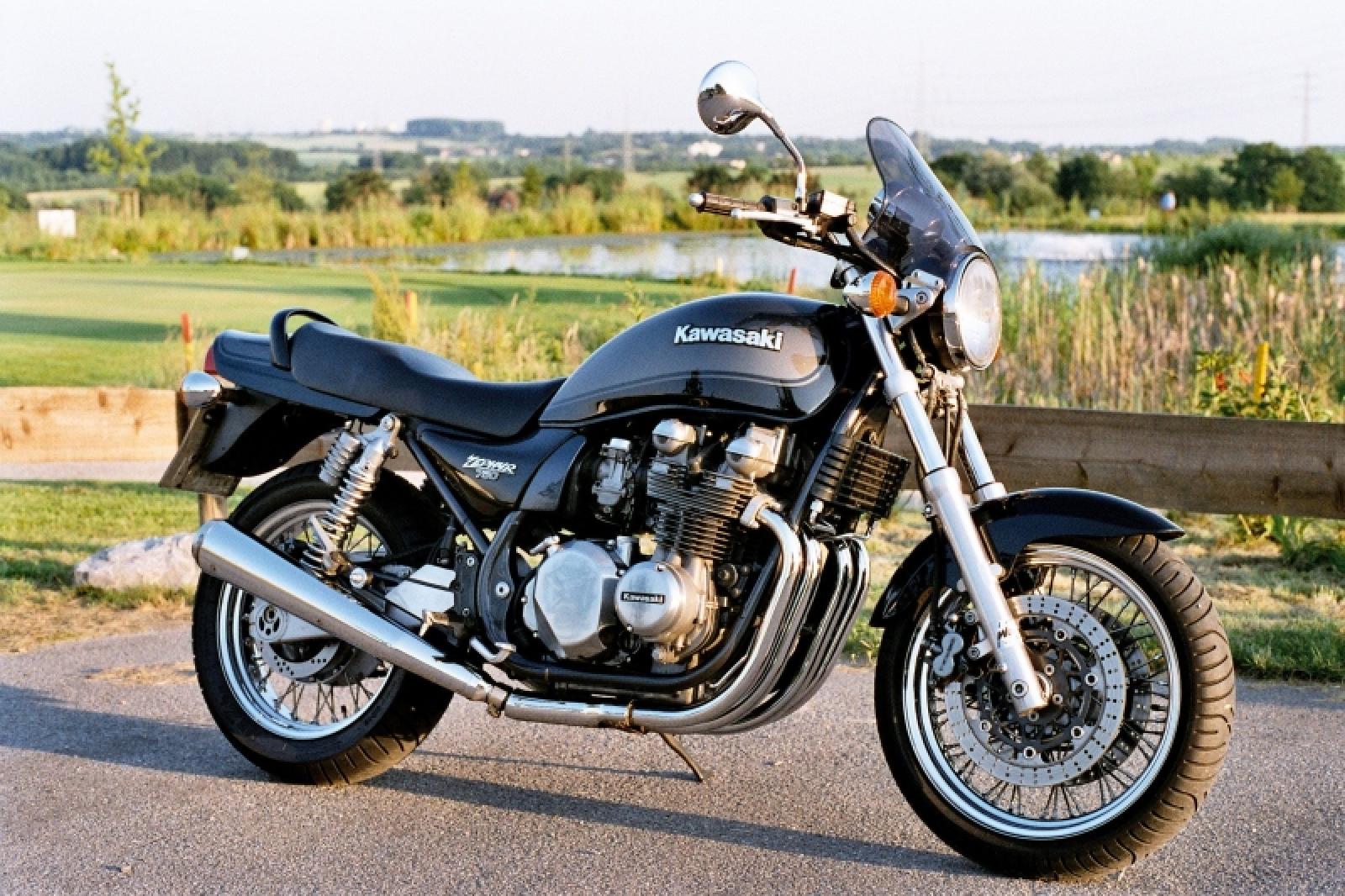 Kawasaki ZR 7 | Katalog motocyklů a motokatalog na 