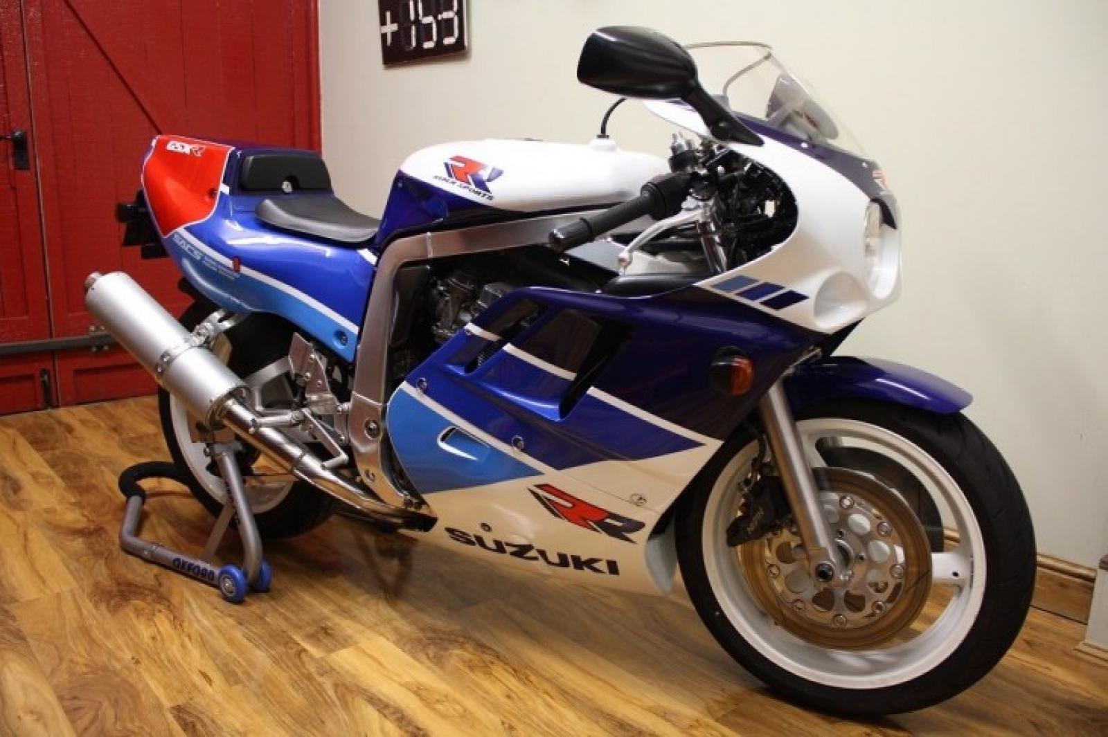 1989 Suzuki GSXR 1100 (reduced effect)