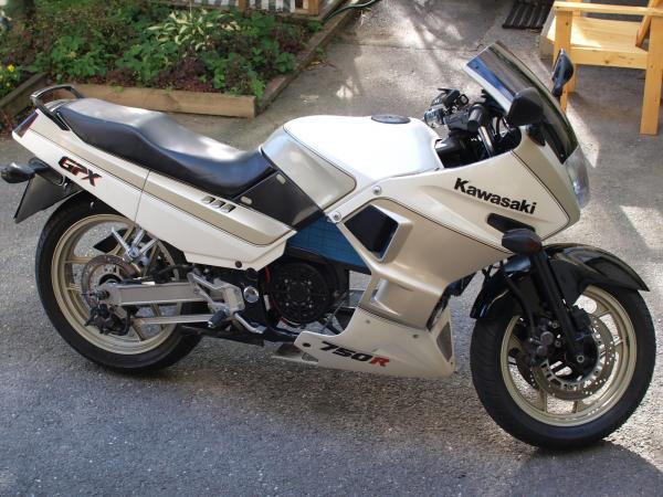 Kawasaki GPX750R #1