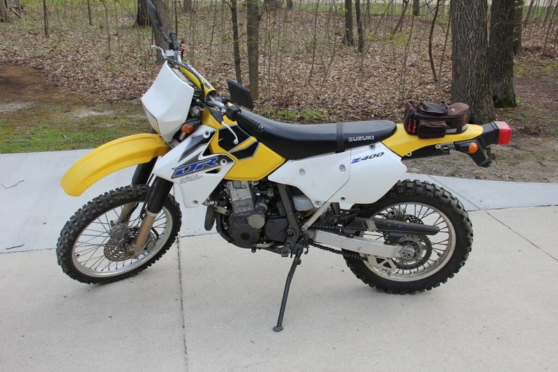 Modellino Welly – Suzuki DR-Z 400 S 2000 – Scala 1:18, Colore Giallo, Die-Cast Con Base