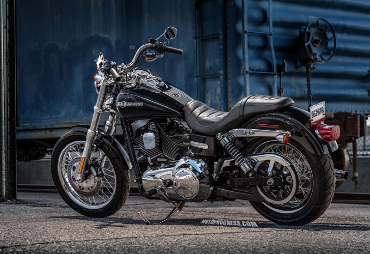 2014 Harley-Davidson Dyna Super Glide Custom - Moto.ZombDrive.COM
