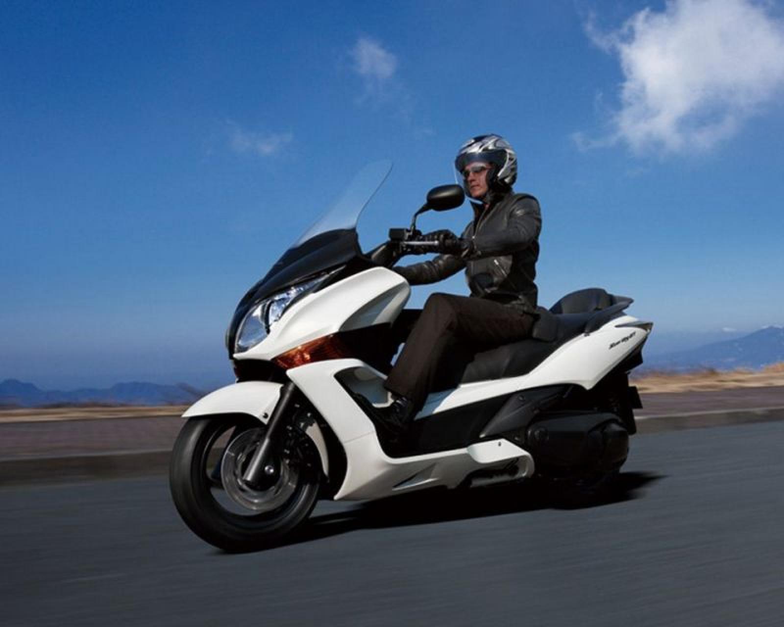 2010 Honda Silver Wing - Moto.ZombDrive.COM