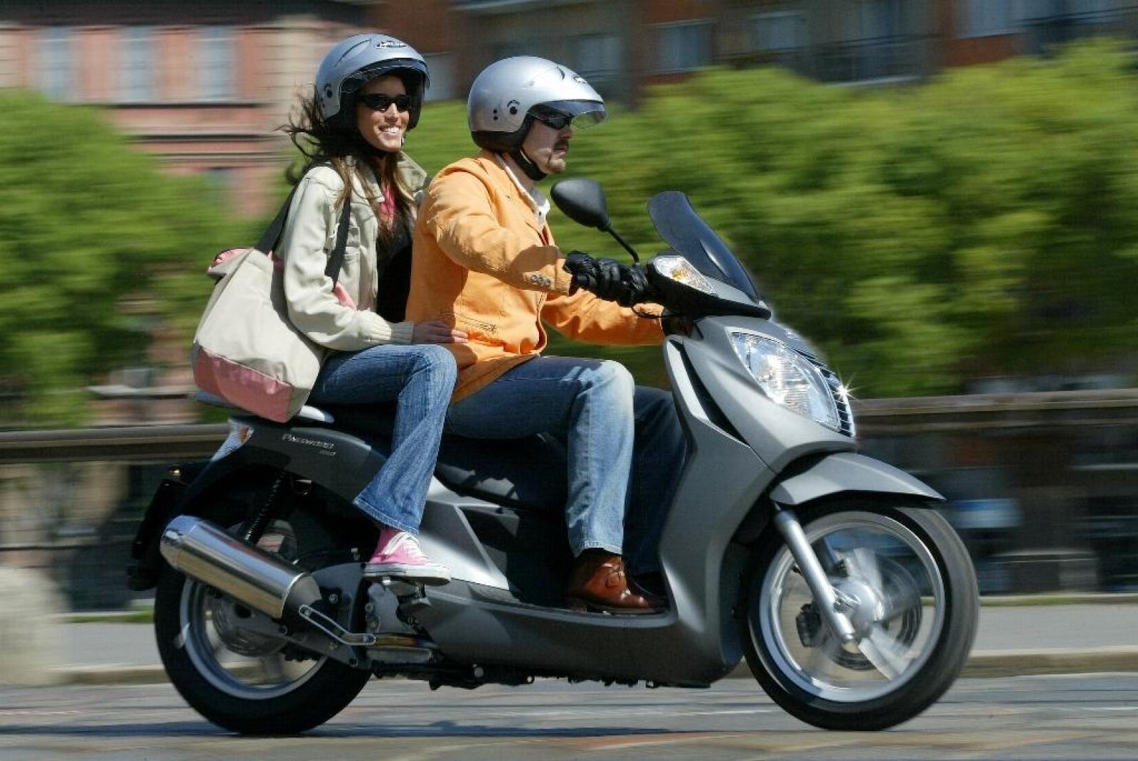 Скольки лет можно кататься на мотоцикле. Малагути пассворд 250. Мопед с пассажиром. Скутер с пассажиром. Человек на скутере.