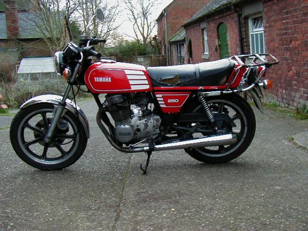 1981 Yamaha RD 250 (reduced effect)